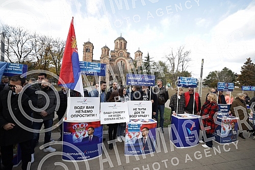 In Tasmajdan Park, People's Party President Vuk Jeremic issued a statement regarding criminal charges against Serbian Prime Minister Ana Brnabic and Ministers Zorana Mihajlovic and Irena Vujovic in connection with plans to open a Rio Tinto lithium mi