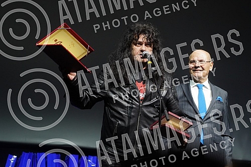 In the big hall of the Kombank hall, after a two-year break, the traditional SEMUS awards ceremony was organized for the most prominent pop and music artists in Serbia.U velikoj sali Kombank dvorane, posle dve godine pauze organizovana je tradicion