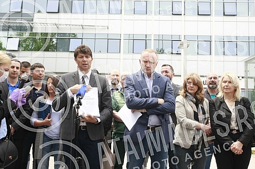  In front of the building of the European Bank for Reconstruction and Development (EBRD), the board group of the Alliance for Serbia handed over a letter and documentation to that bank on the occasion of the garbage incinerator project in Vinca, near