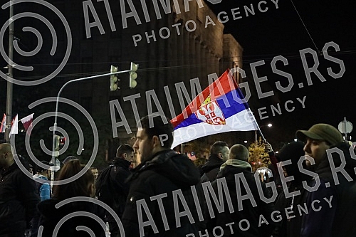 Several right-wing organizations organized a rally in front of the Serbian Parliament building in support of the brothers from Kosovo and Metohija.Nekoliko desnicarskih organizacija organizovalo je ispred zgrade Skupstine Srbije skup u znak podrske