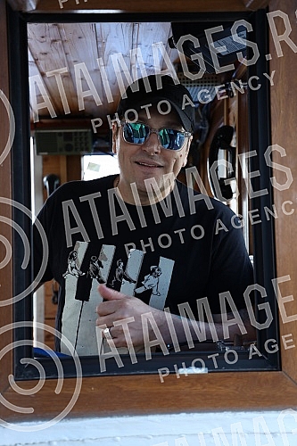 In anticipation of the scheduled concerts of Ace Pejovic on Tas, the singer organized an afternoon river cruise for the media.U susret zakazanim koncertima Ace Pejovica na Tasu, pevac je organizoavo popodnevno krstarenje rekom Savom za medije.