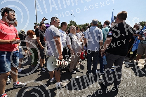 Workers of Kragujevac's Fiat blocked the highway near the Sava Center in Belgrade, as they announced because even after several rounds of negotiations they did not reach a solution with the Government of Serbia and the company on guarantees that ther