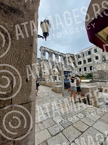 Start of the working week without big crowds in the center of Split in the early morning hours.
Pocetak radne nedelje bez velikih guzvi u centru Splita u ranim jutarnjim casovima. Start of the working week without big crowds in the center of Split in the early morning hours.
Pocetak radne nedelje bez velikih guzvi u centru Splita u ranim jutarnjim casovima.