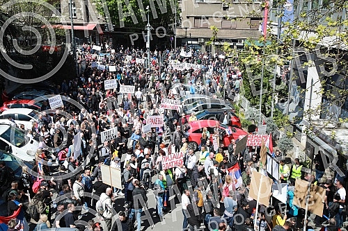 Participants in the protest against e-fiscalization on the markets of Serbia in front of the RTS building.Ucesnici protesta protiv e-fiskalizacije na pijacama Srbije ispred zgrade RTS-a.