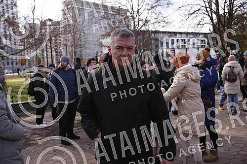 The informal environmental movement Eko straza held a rally in Bristol Park called the Counting Protest.
Neformalni ekoloski pokret Eko straza odrzao je u parku Bristol skup pod nazivom Protest prebrojavanja. The informal environmental movement Eko straza held a rally in Bristol Park called the Counting Protest.
Neformalni ekoloski pokret Eko straza odrzao je u parku Bristol skup pod nazivom Protest prebrojavanja.
