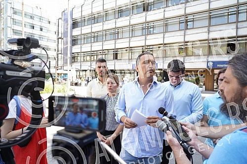 Serbian coalition NADA consisting of New DSS, POKS of Vojislav Mihailovic and 25 citizens' associations, organized a media conference in front of the City Administration, where it sent a request to the city authorities in Belgrade to extend the prote