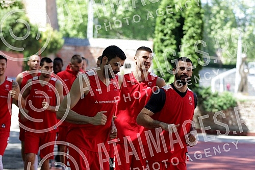 Red Star basketball players are returning to rhythm during training after a two-month break due to coronavirus pandemic. Kosarkasi Crvene zvezde se na treningu vracaju  u ritam posle dvomesecne pauze zbog pandemije korona virusa.