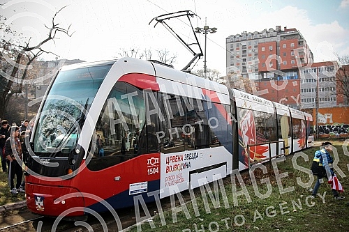Red Star players have organized clubs with fans prior to the continuation of the Super League season - a tram ride through Belgrade.Fudbaleri Crvene zvezde organizovali su druzenje sa navijacima pred nastavak sezone u Superligi - voznjom tramvajem p