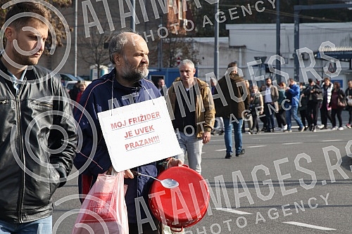 Aunties, janitors and other technical staff protested over having to pay court costs for the cases they lost.Tetkice, domari i drugo tehnicko osoblje protestvovali su zbog obaveze da plate sudske troskove za sporove koje su izgubili.