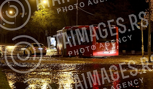 Plumbed water pipe in Pastroviceva street near the new shopping center Ada Moll.Pukla vodovodna cev u Pastrovicevoj ulici kod novog trznog centra Ada Moll.