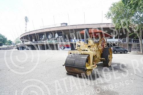 Partizan's steam roller, which was set up by fans in front of the south stand of the stadium in Humska yesterday morning, should be a symbol of the power of the football club and remind of the glorious days of history.Partizanov parni valjak kojeg 