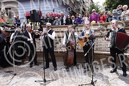 The Tourist Organization of Belgrade and the Association of Skadarlija Lovers have opened the tourist season in Skadarlija on the Plateau near the Skadarlija Fountain.Turisticka organizacija Beograda i Udruzenje ljubitelja Skadarlije su na Plato ko