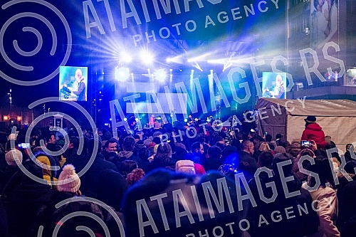 On Women's Day, March 8, the pop-rock band Bajaga and Instructors held a free concert in the low square of King Milan.Na Dan zena, 8. marta, pop-rok grupa Bajaga i instruktori odrzala je besplatan koncert na niskom trgu Kralja Milana.