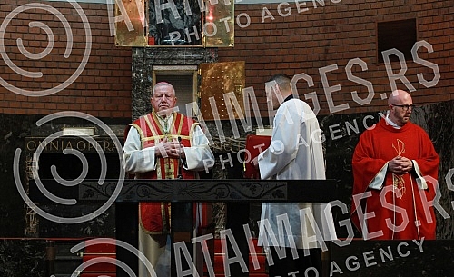 On Good Friday, Monsignor Stanislav Hocevar, Belgrade's archbishop and metropolitan, led the Good Friday rites in the church of St. Anthony.
Monsinjor Stanislav Hocevar, beogradski nadbiskup i metropolit, na Veliki petak, predvodio je obrede Velikog On Good Friday, Monsignor Stanislav Hocevar, Belgrade's archbishop and metropolitan, led the Good Friday rites in the church of St. Anthony.
Monsinjor Stanislav Hocevar, beogradski nadbiskup i metropolit, na Veliki petak, predvodio je obrede Velikog