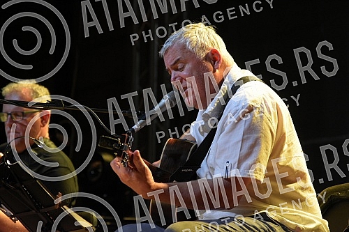 Singer Zoran Predin held a promotion of the book - Mongolian stains in the courtyard of the University and then a songwriting concert.Pevac Zoran Predin odrzao je promociju knjige - Mongolske mrlje u dvoristu Univerziteta a zatim i kantautorski konc
