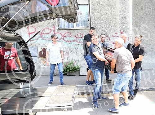 Sinan Sakic, a premature singer, was taken to Loznica from a flat in Belgrade.Preminulog pevaca Sinana Sakica odvoze za Loznicu iz stana u Beogradu