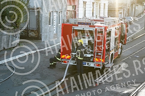 In a large fire that broke out not far from the Belgrade fair, a family house burned to the ground. U velikom pozaru koji je  izbio nedaleko od Beogradskog sajma, do temelja je izgorela porodicna kuca.