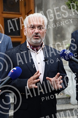 A press conference of the Serbian movement Dveri was held in front of the building of the Government of Serbia with the topic 