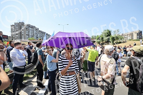 Workers of Kragujevac's Fiat blocked the highway near the Sava Center in Belgrade, as they announced because even after several rounds of negotiations they did not reach a solution with the Government of Serbia and the company on guarantees that ther