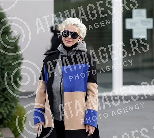 Television presenter Dusica Jakovljevic released from the clinic where she underwent surgery - breast augmentation.Televizijska voditeljka Dusica Jakovljevic izlazi iz klinike gde se podvrgla operaciji - povecanje grudi.