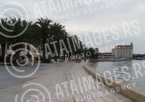 Start of the working week without big crowds in the center of Split in the early morning hours.
Pocetak radne nedelje bez velikih guzvi u centru Splita u ranim jutarnjim casovima. Start of the working week without big crowds in the center of Split in the early morning hours.
Pocetak radne nedelje bez velikih guzvi u centru Splita u ranim jutarnjim casovima.