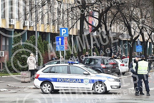 Another report that a bomb had been planted in the Novi Sad court, the building was emptied.Jos jedna dojava da je u novosadskom sudu postavljens bomba , zgrada je ispraznjena.