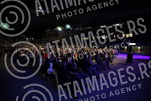 Massimo Savic performed for the first time on the cult scene of Tasmajdan.Massimo Savic je prvi put nastupio na kultnoj sceni Tasmajdana.