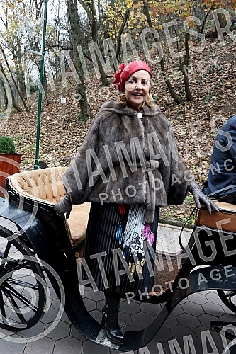 Ana Bekuta with the media before the second concert, on December 29th at the Sava Center and on the occasion of the announcement of her appearance at Topciderac restaurant for the New Year.
na Bekuta sa medijama pred drugi koncert, 29. decembra u Sav Ana Bekuta with the media before the second concert, on December 29th at the Sava Center and on the occasion of the announcement of her appearance at Topciderac restaurant for the New Year.
na Bekuta sa medijama pred drugi koncert, 29. decembra u Sav