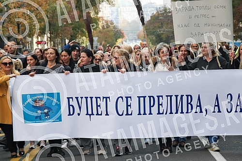 Aunties, janitors and other technical staff protested over having to pay court costs for the cases they lost.Tetkice, domari i drugo tehnicko osoblje protestvovali su zbog obaveze da plate sudske troskove za sporove koje su izgubili.