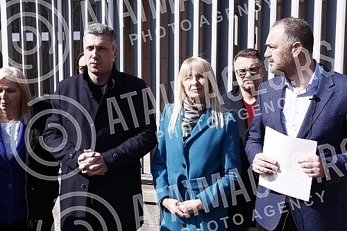 The president and vice-president of the Serbian movement Dveri, Bosko Obradovic and Ivan Kostic, held a press conference in front of the Embassy of the Russian Federation, condemning Vucic's decision to support a resolution against Russia.Predsedni