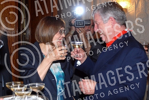 Dekretom predsednika Republike Francuske, Fransoa Olanda, prestolonaslednik Aleksandar Karadjordjevic odlikovan je najvisim francuskim odlikovanjem, ordenom Legije casti u rangu komandira. Orden urucila ambasadorka Republike Francuske u Srbiji Kristi