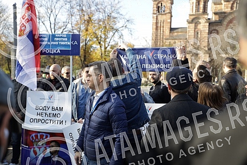 In Tasmajdan Park, People's Party President Vuk Jeremic issued a statement regarding criminal charges against Serbian Prime Minister Ana Brnabic and Ministers Zorana Mihajlovic and Irena Vujovic in connection with plans to open a Rio Tinto lithium mi