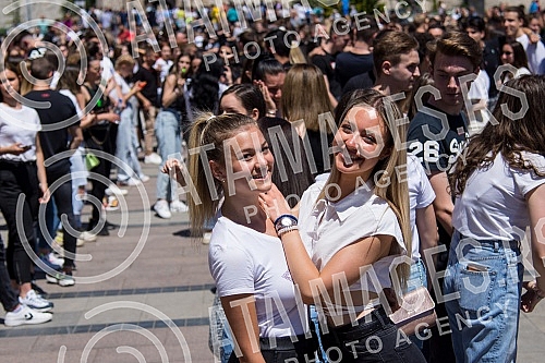 raduates of nis secondary vocational schools and grammar schoolsdanced the traditional Prom at the King of Milan Square at noon to the sounds of waltzes, which symbolically ended their schooling.Maturanti niskih srednjih strucnih skola i gimnazija 
