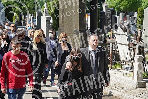 One of the greatest Serbian and Yugoslav singers of popular music, Djordje Marjanovic, was buried in the Alley of Merited Citizens at the New Cemetery.
Jedan od najvecih srpskih i jugoslovenskih pevaca zabavne muzike Djordja Marjanovica sahranjen je One of the greatest Serbian and Yugoslav singers of popular music, Djordje Marjanovic, was buried in the Alley of Merited Citizens at the New Cemetery.
Jedan od najvecih srpskih i jugoslovenskih pevaca zabavne muzike Djordja Marjanovica sahranjen je