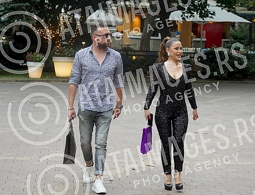 Singer Milica Jokic presented her project 3logija in the restaurant Topciderac, and celebrated with colleagues and associates the first million views for the song Nisi ti.Pevacica Milica Jokic je u restoranu Topciderac predstavila svoj projekat 3lo