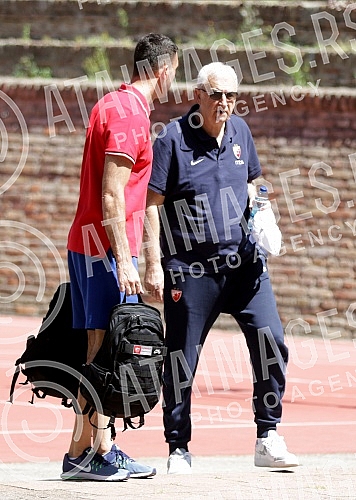 Red Star basketball players are returning to rhythm during training after a two-month break due to coronavirus pandemic. Kosarkasi Crvene zvezde se na treningu vracaju  u ritam posle dvomesecne pauze zbog pandemije korona virusa.
