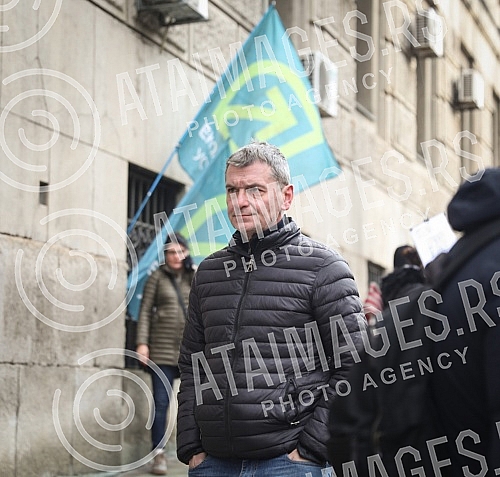 Environmental activists took over from the office of the Government of Serbia all the documentation related to the exploitation of lithium and the projects of the mining company Rio Tinto. Ekoloski aktivisti preuzeli su sa pisarnice Vlade Srbije sv