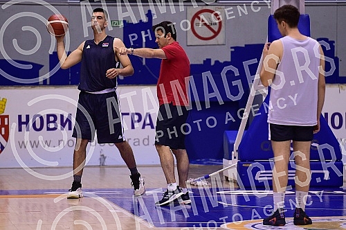 The second day of the Dusan Ivkovic Belgrade Basketball Clinic, organized by the Association of Basketball Coaches of Serbia, is held at the Ranko Zeravica Sports Hall in New Belgrade.Drugi dan Beogradske kosarkaske klinika Dusan Ivkovic u organiza