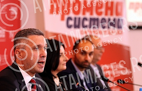 The Dveri movement presented the Declaration on Health and the Declaration on the Protection of Women's Health.Pokret Dveri je predstavio Deklaraciju o zdravlju i Deklaraciju o zastiti zdravlja zena.