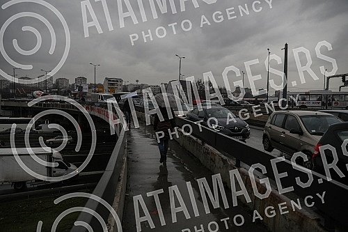 During the day, the busiest roads were blocked due to rain and New Year's euphoria.Tokom dana najprometnije saobracajnice bile su blokirane zbog kise i novogodisnje euforije