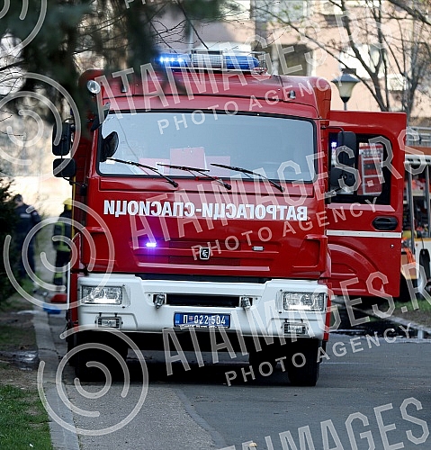 In a fire early this morning, six people were killed and six injured in a tapeworm in Milutin Milankovic Boulevard in New Belgrade, the Interior Ministry said.U pozaru rano jutros u soliteru u Bulevaru Milutina Milankovica u Novom Beogradu, smrtno j