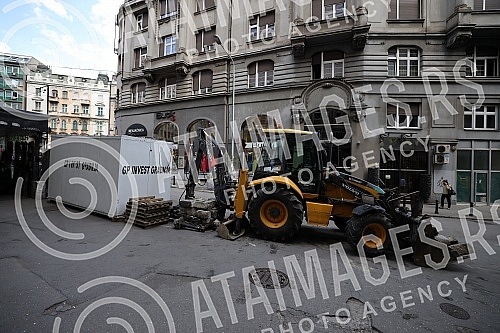Reconstruction of electrical, telecommunication, water supply and sewerage installations in Sremska Street has begun, and instead of asphalt there will be stone slabs.
Pocela je rekonsrukcija elektro, telekomunikacionih, vodovodnih i kanalizacionih Reconstruction of electrical, telecommunication, water supply and sewerage installations in Sremska Street has begun, and instead of asphalt there will be stone slabs.
Pocela je rekonsrukcija elektro, telekomunikacionih, vodovodnih i kanalizacionih