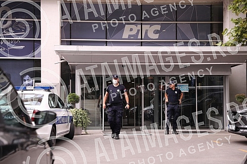 Workers employed at the Radio Television of Serbia were evacuated for about an hour, after the report that a bomb had been planted in the building located in Takovska Street. Radnici zaposleni na Radio televiziji Srbije bili su evakuisani oko sat v