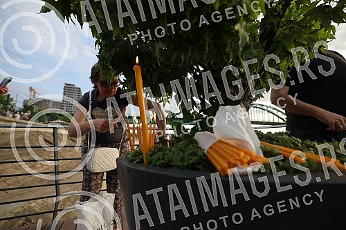 Citizens gathered at the Savanova restaurant, where Matej Peris was filmed going down the Sava River, and as a sign of honor and sorrow with which they sympathize, they threw flowers into the water and released balloons.Gradjani su se okupili kod r