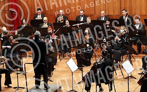 The concert of the Belgrade Philharmonic Orchestra with the former chief conductor Uros Lajovic, and a young cello star, Harriet Krijgh, performed with the orchestra for the first time, performing Haydn's concerto for this instrument.
Koncert Beogra The concert of the Belgrade Philharmonic Orchestra with the former chief conductor Uros Lajovic, and a young cello star, Harriet Krijgh, performed with the orchestra for the first time, performing Haydn's concerto for this instrument.
Koncert Beogra