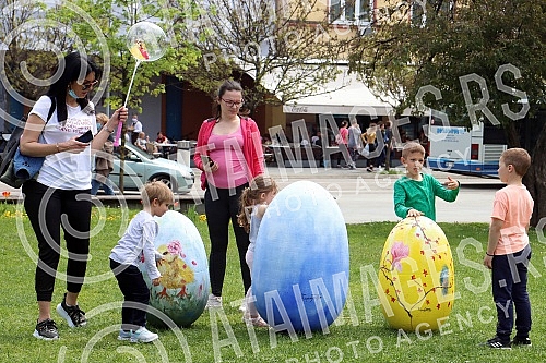 Toddlers painted eggs in Petar Kocic Park. Malisani farbali jaja u Parku Petar Kocic.
