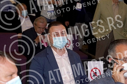 The Serbian Progressive Party is holding a session of the Main Board in Kombank Hall, at which it will be discussed about the united with the party of Aleksandar Sapic, the Serbian Patriotic Alliance, but also the problems within the party.Srpska n