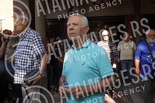 The coffin with the body of Matej Peris was taken out of the church of St. Anthony, and the funeral procession began at 5 pm, led by Mosinjor Stanislav Hocevar, Belgrade's archbishop and metropolitan.Kovceg sa telom Mateja Perisa iznet je iz crkve 