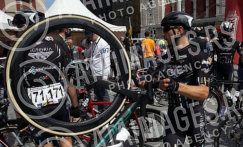 The 15th International Bicycle Race Belgrade - Banja Luka started from the Republic square.Sa Trga republike krenula je 15. Medjunarodna biciklisticka trka Beograd - Banjaluka.