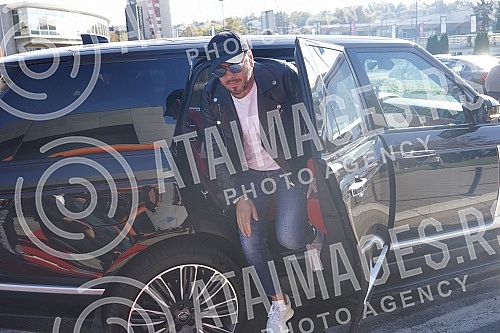 In front of Hall 5 of the Belgrade Fair, a media conference was held where the spectacular reception of 2023 with Aco Pejovic was announced.Ispred hale 5 Beogradskog sajma odrzana je konferencija za medije na kojoj je najavljen spektakularni docek 